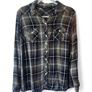 Torrid Women's Plaid Size 1 Green and Black Long Sleeve Button Down Shirt